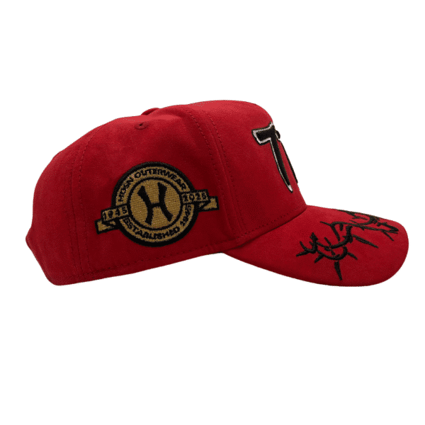 A red hat with a patch of the same type as the letter t.